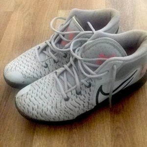 Nike mens basketball shoe size 8